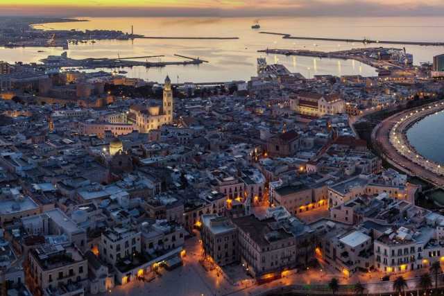 La Banchina, Santa Barbara, "Inde a la corte": i piccoli rioni in cui � suddivisa Bari Vecchia 